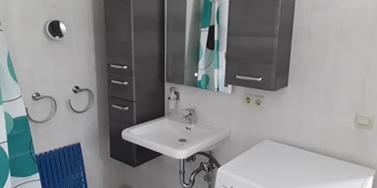 Monteurwohnung - Kühlschrank - Hüven - Badezimmer mit Dusche behindertengerecht  eingerichtet.  - Waldblick