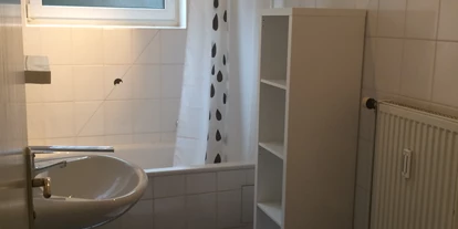 Monteurwohnung - Waschmaschine - Binau - Badezimmer der Zwei-Zimmer-Wohnung - Schlehenweg 