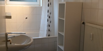 Monteurwohnung - Bettwäsche: Bettwäsche inklusive - Gundelsheim Bachenau - Badezimmer der Zwei-Zimmer-Wohnung - Schlehenweg 
