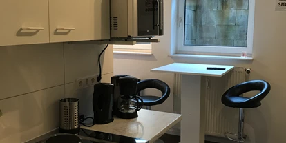 Monteurwohnung - Kühlschrank - Deutschland - Küche und Essplatz des Appartments - Schlehenweg 