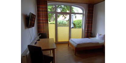 Monteurwohnung - Kühlschrank - Rullstorf - Zweibettzimmer mit Terrasse - Zimmer u. Wohnungen für Handwerker u. Monteure 9 km östlich von Lüneburg