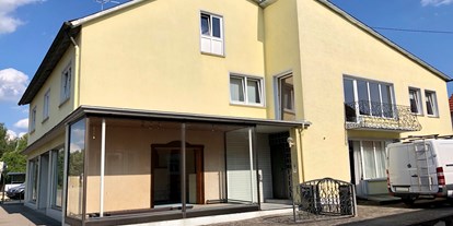 Monteurwohnung - Balkon - Münsterhausen - Hausansicht / Eingangsbereich / Hofeinfahrt - M&A Immobilien - Offingen / rooms & apartments