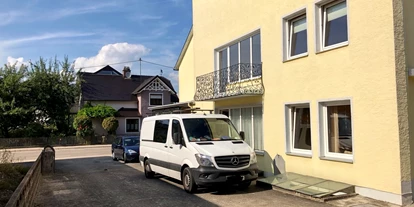 Monteurwohnung - Kühlschrank - Holzheim (Landkreis Dillingen an der Donau) - Parkplätze / Hof - M&A Immobilien - Offingen / rooms & apartments