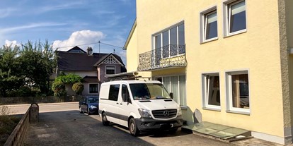 Monteurwohnung - Kühlschrank - Röfingen Günzburg - Parkplätze / Hof - M&A Immobilien - Offingen / rooms & apartments