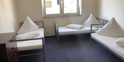 Monteurwohnung - Badezimmer: eigenes Bad - Röfingen Günzburg - Mehrbettzimmer - M&A Immobilien - Offingen / rooms & apartments
