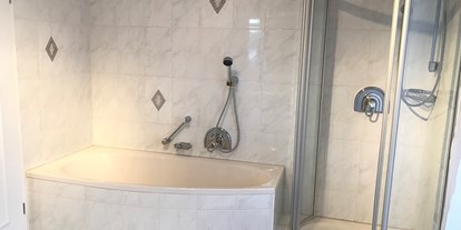 Monteurwohnung - Kühlschrank - Röfingen Günzburg - Badezimmer 1 mit Dusche und Badewanne - M&A Immobilien - Offingen / rooms & apartments