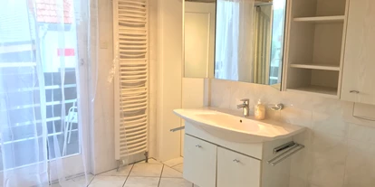 Monteurwohnung - Kühlschrank - PLZ 89335 (Deutschland) - Badezimmer 1 mit Dusche und Badewanne - M&A Immobilien - Offingen / rooms & apartments