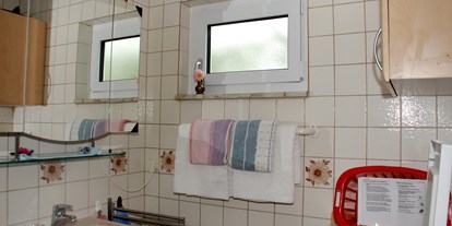 Monteurwohnung - Bettwäsche: Bettwäsche inklusive - Region Schwaben - Dusche/ WC mit Fenster; Waschmaschine mit Münzautomat - Bantles Ferienwohnung im Parterre