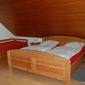 Monteurwohnung: Ehebett mit Beistellbett im Hanspeterhof. - Hanspeterhof