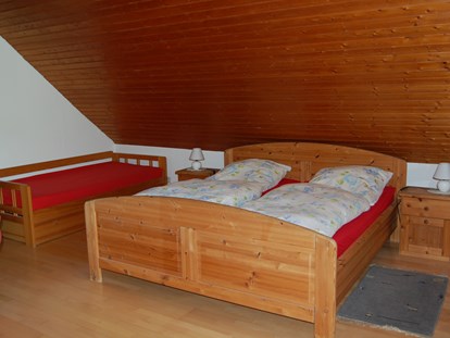 Monteurwohnung - Zimmertyp: Mehrbettzimmer - Schönau im Schwarzwald - Ehebett mit Beistellbett im Hanspeterhof. - Hanspeterhof