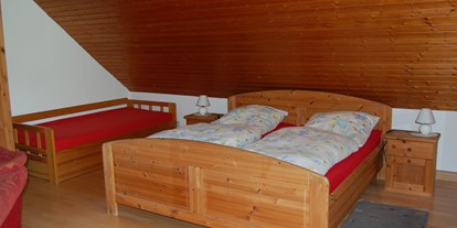Monteurwohnung - Zimmertyp: Mehrbettzimmer - PLZ 79874 (Deutschland) - Ehebett mit Beistellbett im Hanspeterhof. - Hanspeterhof