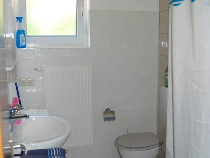 Monteurwohnung - Badezimmer: eigenes Bad - Sulzburg - Dusche, Waschv´becken und WC in der Monteurunterkunft im Schwarzwald - Hanspeterhof