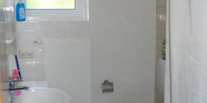 Monteurwohnung - Zimmertyp: Einzelzimmer - Baden-Württemberg - Dusche, Waschv´becken und WC in der Monteurunterkunft im Schwarzwald - Hanspeterhof