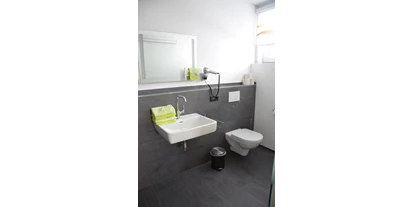 Monteurwohnung - Zimmertyp: Doppelzimmer - Feldkirch Tisis - Bad Appartement 18 - Hotel Garni Brigitte