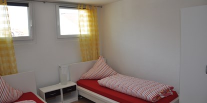 Monteurwohnung - Zimmertyp: Doppelzimmer - Radolfzell am Bodensee - Ein Schlafzimmer mit zwei Einzelbetten - Storchennest