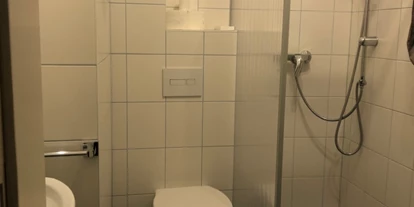 Monteurwohnung - Badezimmer: eigenes Bad - Emmingen-Liptingen - Gast Zimmer mit WC und Dusche für Pendler von Montag - Freitag