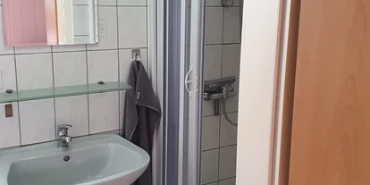 Monteurwohnung - WLAN - Velten - Bad im Zimmer 4 - Zimmervermietung-Velten