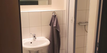 Monteurwohnung - WLAN - Velten - Bad im Zimmer 1 - Zimmervermietung-Velten