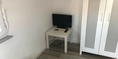 Monteurwohnung - Küche: eigene Küche - Schwieberdingen - Monteurzimmer mit TV - Zimmer in Leonberg 