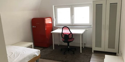 Monteurwohnung - Magstadt - Zimmer mit Kühlschrank, Schreibtisch und Kleiderschrank - Zimmer in Leonberg 