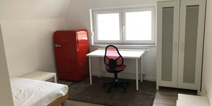 Monteurwohnung - Küche: Küchenmitbenutzung - Tamm - Zimmer mit Kühlschrank, Schreibtisch und Kleiderschrank - Zimmer in Leonberg 