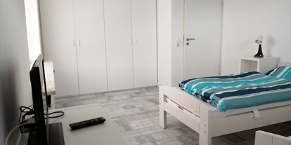 Monteurwohnung - Zimmertyp: Mehrbettzimmer - PLZ 25718 (Deutschland) - Schlafzimmer mit Einbauschrank. - Konrad Adenauer Ring