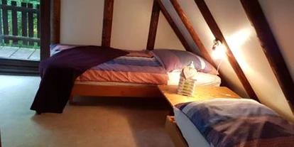 Monteurwohnung - WLAN - Knüllwald Remsfeld - oberes Schlafzimmer mit 2 Einzelbetten - Ferienhaus Tindy am Silbersee