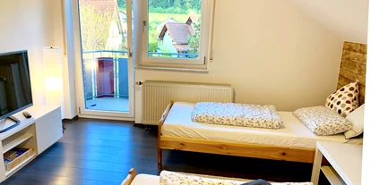 Monteurwohnung - Einzelbetten - Baiersbronn - Zimmer 2 - Ab 11,21 pP, Vollausstattung, schnelles Internet, TV + Netflix, bequeme Betten, Küche, Balkon