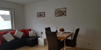 Monteurwohnung - PLZ 77704 (Deutschland) - Wohn-Schlafzimmer mit Essbereich, Fernseher und Doppelbett. Nichtraucherzimmer - Ferienwohnung Bruckenfeld Rheinau-Linx