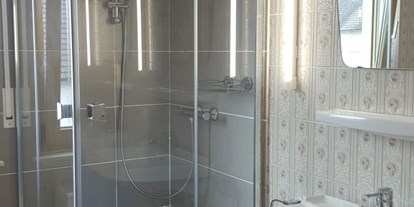 Monteurwohnung - Kühlschrank - Kehl - Bad mit Dusche, Badewanne, 2 Waschbecken. 2 Spiegel. Nichtraucherbereich - Ferienwohnung Bruckenfeld Rheinau-Linx