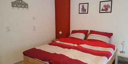 Monteurwohnung - Balkon - Bühl (Rastatt) - Schlafzimmer 1 mit Doppelbett 1,8 x 2,0 m. Schrank, Fernseher, Kommode. Nichtraucherzimmer - Ferienwohnung Bruckenfeld Rheinau-Linx