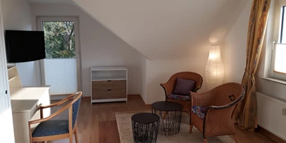 Monteurwohnung - Kühlschrank - Pegestorf - Zimmer mit Doppelbett, Balkon, Schreibtisch, Sitzgruppe - Appartment Bad Pyrmont