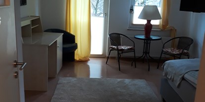 Monteurwohnung - Kaffeemaschine - Marienmünster - Zimmer mit Einzelbett ( aufbettbar mit 2.tem Einzelbett ist möglich)
Balkon, Schreibtisch, Sitzgruppe - Appartment Bad Pyrmont