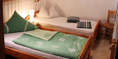 Monteurwohnung - Korneredt (Brunnenthal) - Weiteres Schlafzimmer mit getrennten Betten - Ferienhof Fischerhof