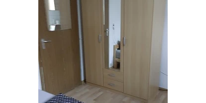 Monteurwohnung - Bettwäsche: Bettwäsche inklusive - PLZ 45879 (Deutschland) - Eingangstür zum Appartement mit Kleiderschrank - Appartement 2 sofort wieder buchbar