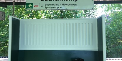 Monteurwohnung - Kühlschrank - Hamburg - U- BahnVor der Tür  - mybrand boardinghouse Hostel Volksdorf 