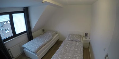 Monteurwohnung - Kühlschrank - PLZ 40233 (Deutschland) - Schlafzimmer 1 - Monteurswohnung TAKAppartement Dormagen DG