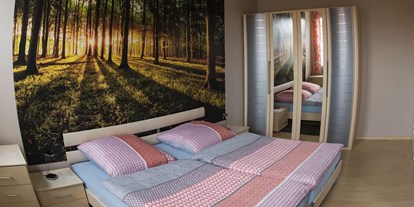 Monteurwohnung - Badezimmer: eigenes Bad - Utendorf - Das 1. Schlafzimmer mit Doppelbett - Ferienwohnung Wanderurlaub in Schmalkalden