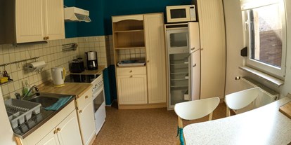 Monteurwohnung - Badezimmer: eigenes Bad - Utendorf - Die große Küche mit 4 Sitzplätzen und guter Ausstattung - Ferienwohnung Wanderurlaub in Schmalkalden