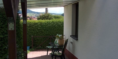 Monteurwohnung - Zimmertyp: Einzelzimmer - PLZ 98597 (Deutschland) - Die überdachte Sitzecke im Garten (Raucherinsel) - Ferienwohnung Wanderurlaub in Schmalkalden