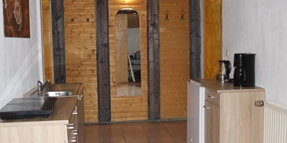 Monteurwohnung - Einzelbetten - Teugn - Küche - rechts Kühlschrank, Wasserkocher, Kaffeemaschine - Monteurwohnung bei Regensburg