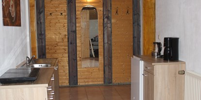 Monteurwohnung - Kühlschrank - PLZ 93080 (Deutschland) - Küche - rechts Kühlschrank, Wasserkocher, Kaffeemaschine - Monteurwohnung bei Regensburg