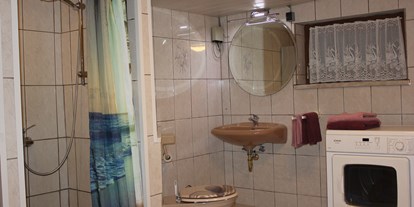 Monteurwohnung - Küche: eigene Küche - Regenstauf - Bad mit Dusche - Waschmaschine und Trockner - Monteurwohnung bei Regensburg