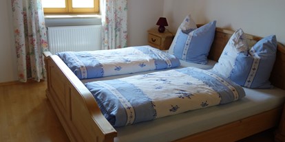 Monteurwohnung - Bettwäsche: Bettwäsche inklusive - Steinhöring - Schlafzimmer untere Wohnung - Haus am Hof
