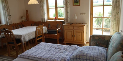 Monteurwohnung - Art der Unterkunft: Ferienwohnung - Taufkirchen (Landkreis München) - Wohnzimmer untere Wohnung mit 1 Aufbettung - Haus am Hof