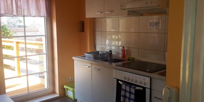 Monteurwohnung - Kühlschrank - PLZ 16227 (Deutschland) - Küche mit Balkon - Ferienwohnung Sylvia