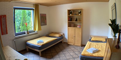 Monteurwohnung - Kühlschrank - Birkenfeld (Landkreis Birkenfeld) - Dieses Zimmer ist ruhig zum Garten gerichtet und kann auch als Doppelbett etabliert werden - DG Gartenzimmer Mittte