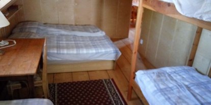 Monteurwohnung - Küche: eigene Küche - Region Pilsen - Schlafzimmer im Dachgeschoss mit 3 Einzelbetten und einem Hochbett - Stahlavy