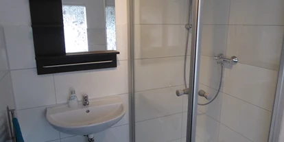 Monteurwohnung - Kühlschrank - PLZ 23611 (Deutschland) - Dusche und Waschbecken  - Storchennest Dassow
