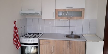 Monteurwohnung - Zimmertyp: Mehrbettzimmer - Region Zlín - Küchenzeile mit Herd, Backofen, Wasserkocher und Waschmaschine - Jaselska